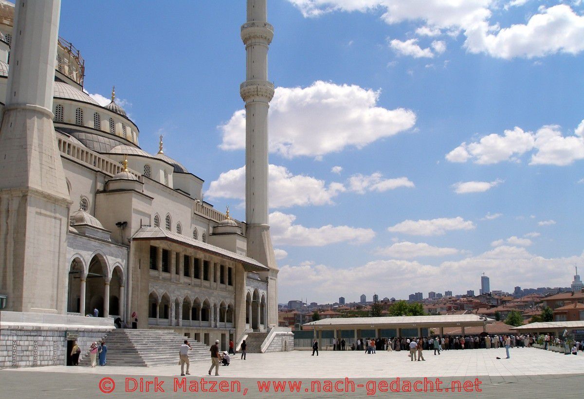 Ankara, Vorplatz der Kocatepe Camii