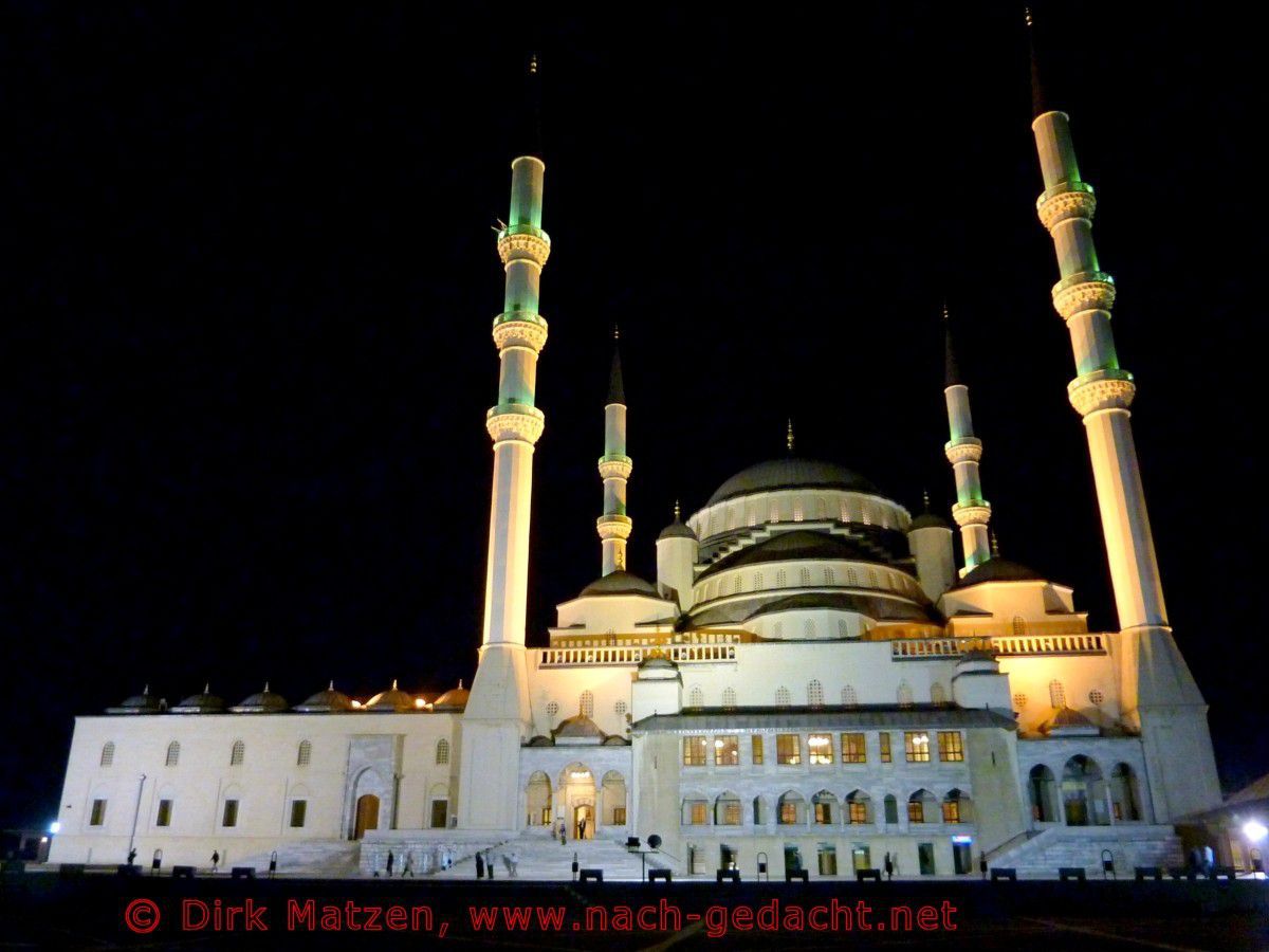 Ankara, Nachts vor der großen Kocatepe-Moschee