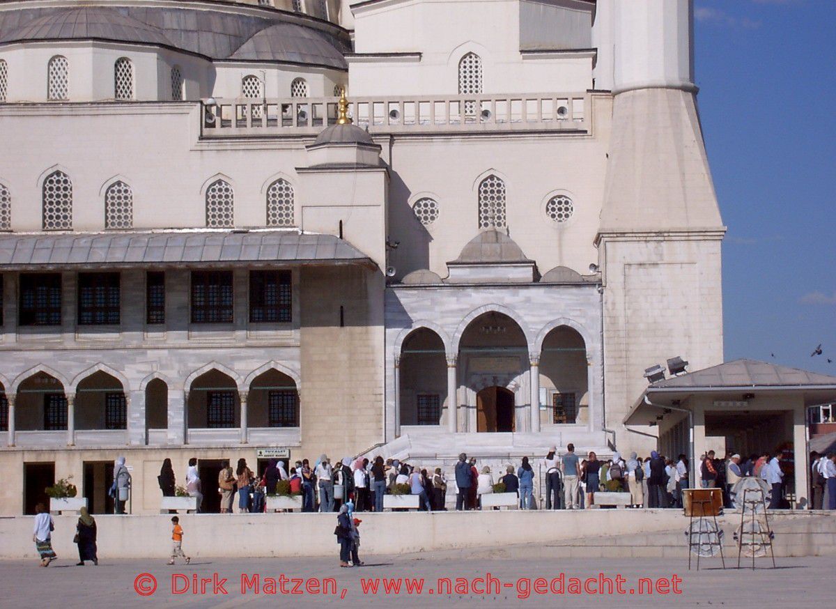 Ankara, Trauerfeier vor der großen Moschee