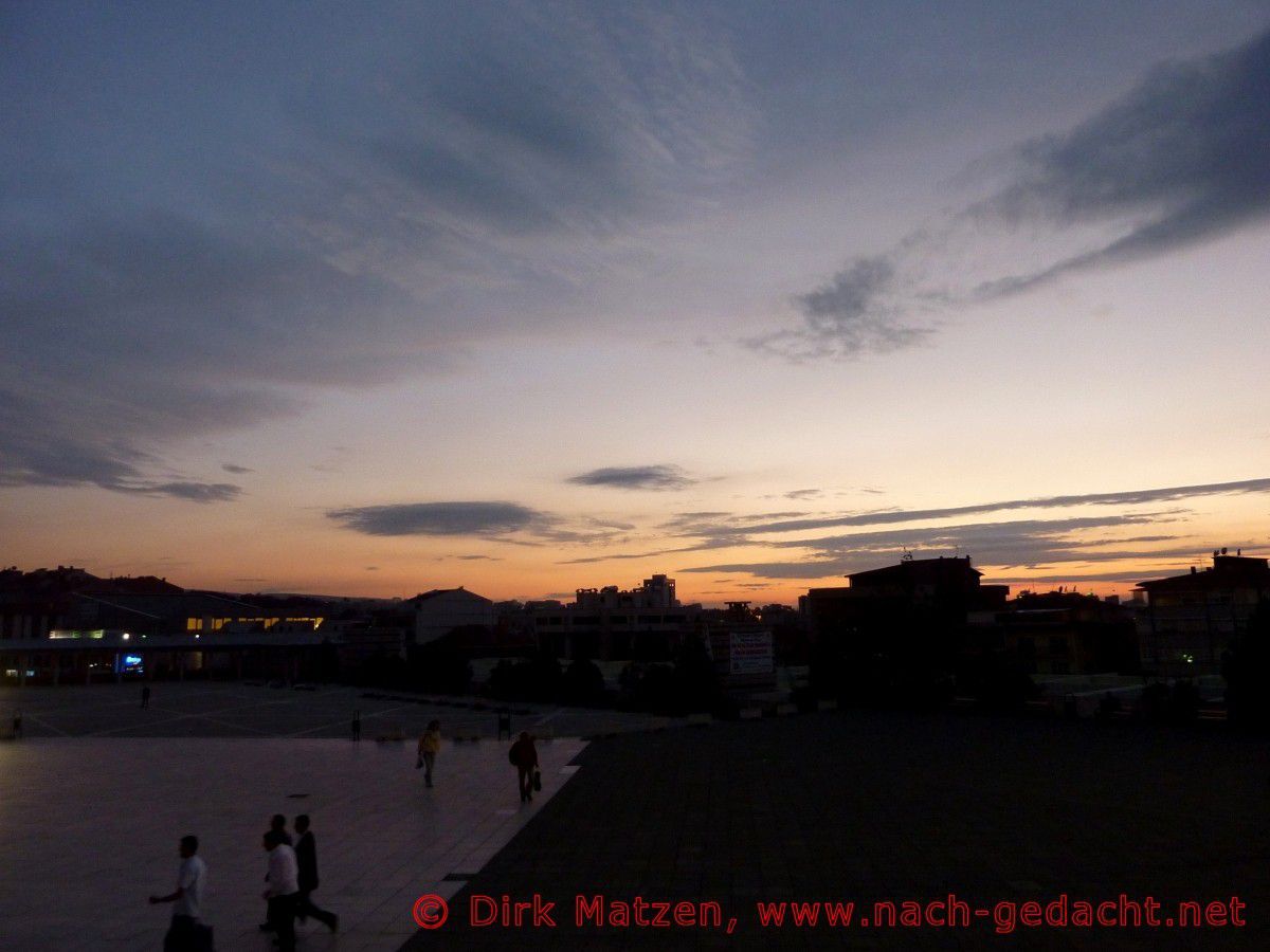 Ankara, Abendstimmung auf dem Vorplatz der großen Moschee