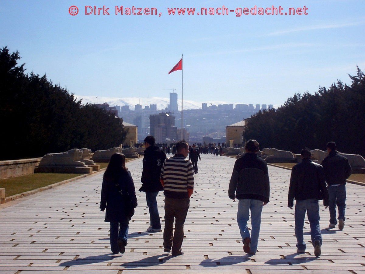 Ankara, Spaziergänger beim Atatürk-Mausoleum