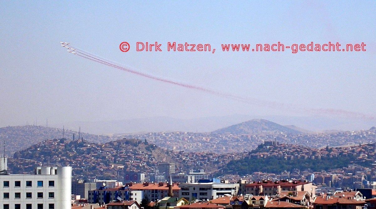 Ankara, Kunstflugstaffel der Luftwaffe ber der Stadt