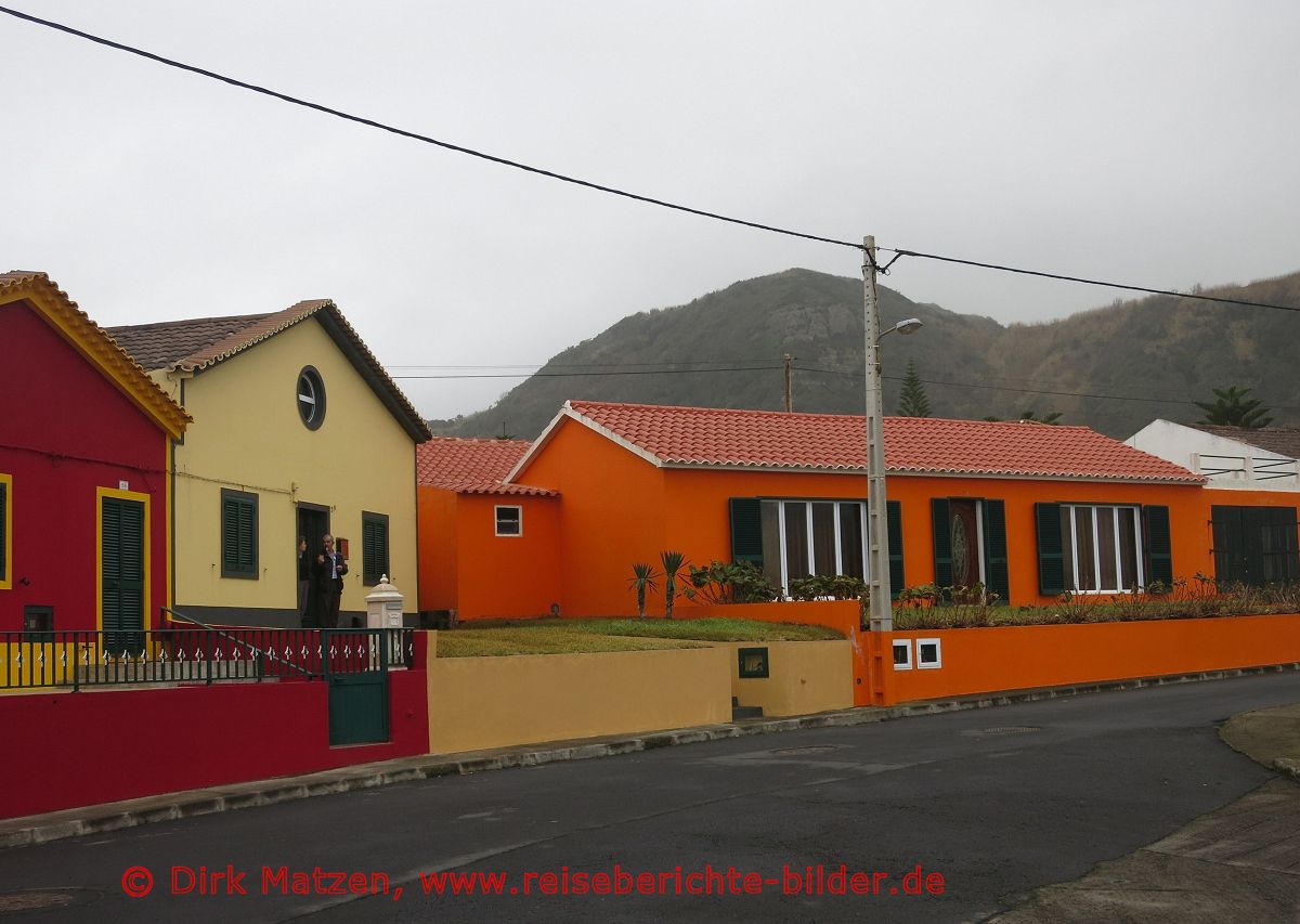 São Miguel, Mosteiros bunte Häuser