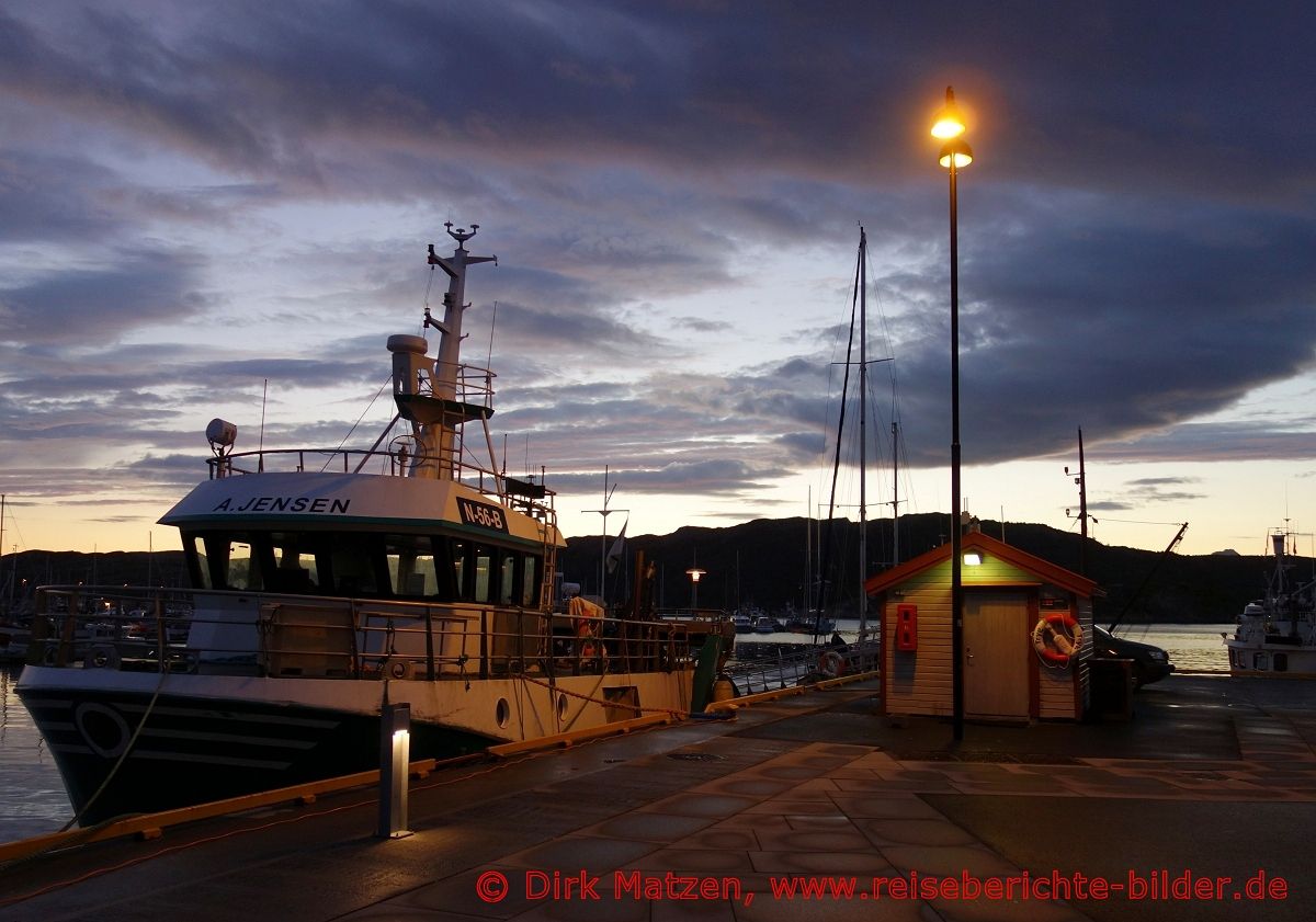 Bodø, nach dem Sonnenuntergang am Hafen