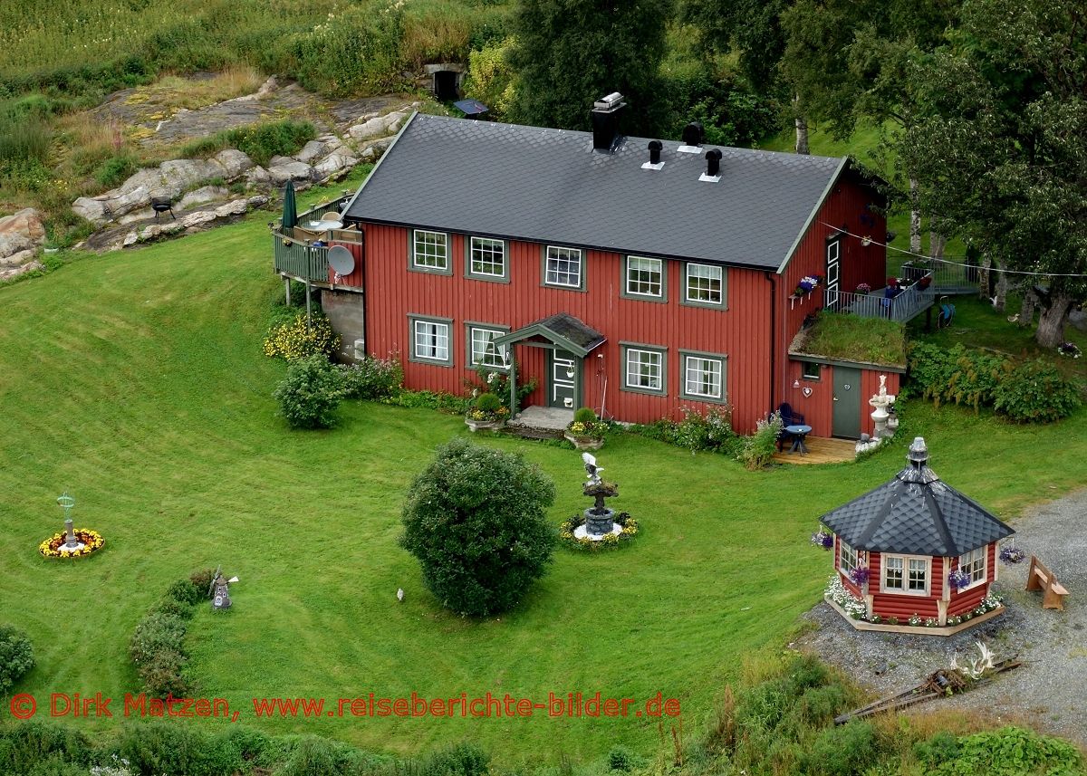 Bod, Saltstraumen-Brcke, Blick auf ein Wohnhaus