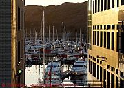 Bodø, blick-durch-wohnhaeuser-auf-yachthafen