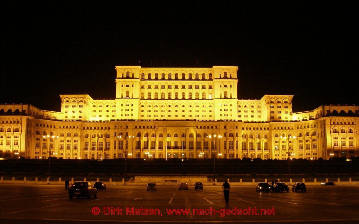 Bukarest, Nachtaufnahme des beleuchteten Parlamentspalasts