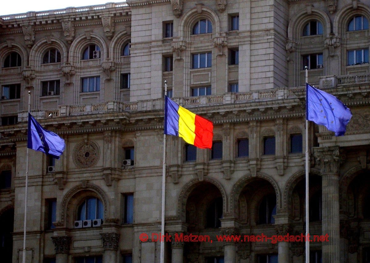 Bukarest, Fahnen vor dem Ceauşescu-Palast