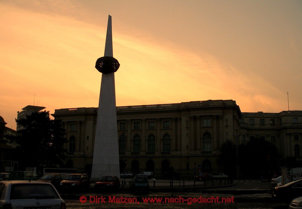Bukarest, Abendstimmung am Revolutions-Denkmal