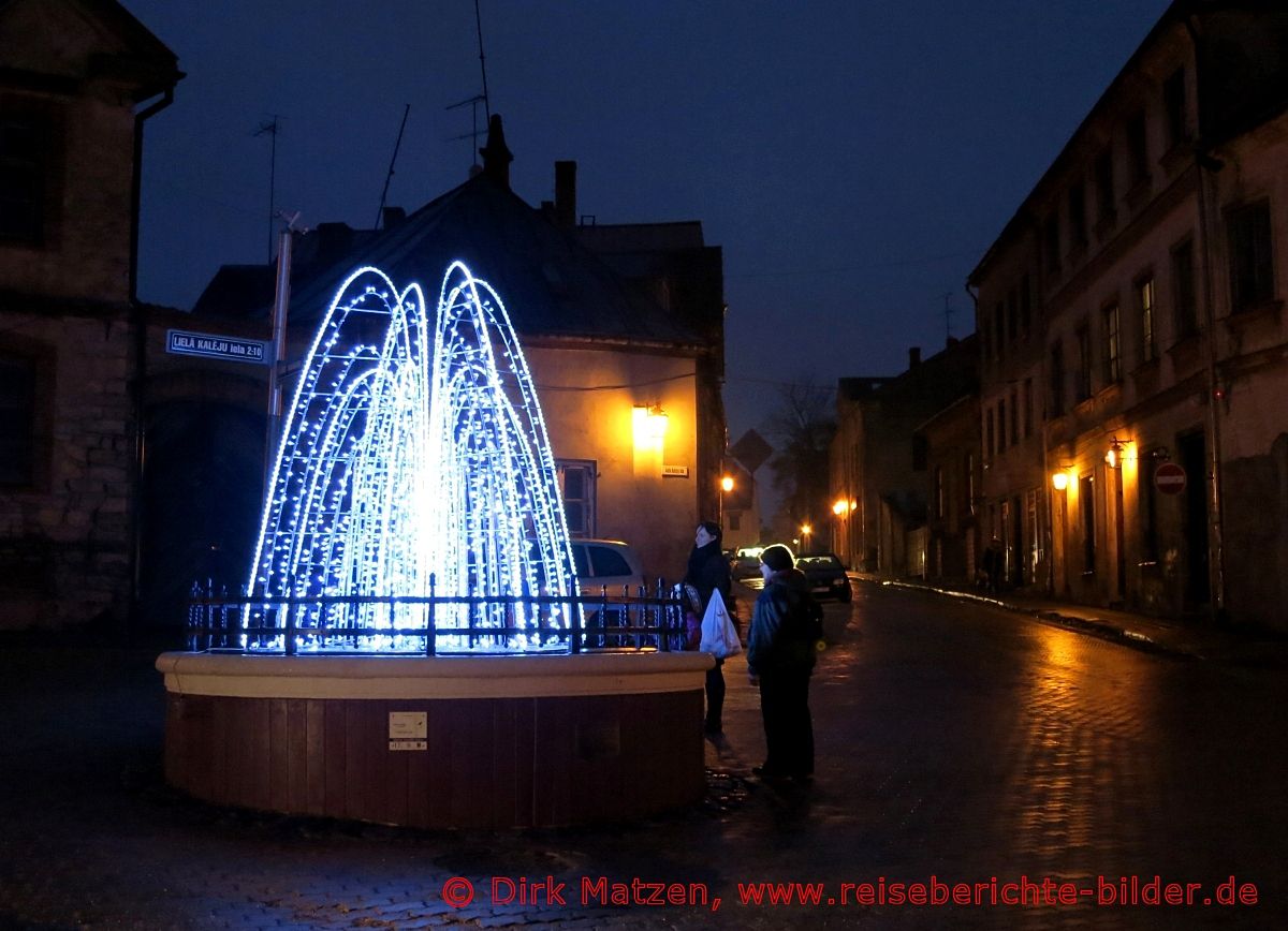 Cesis, Knstlicher Springbrunnen nachts