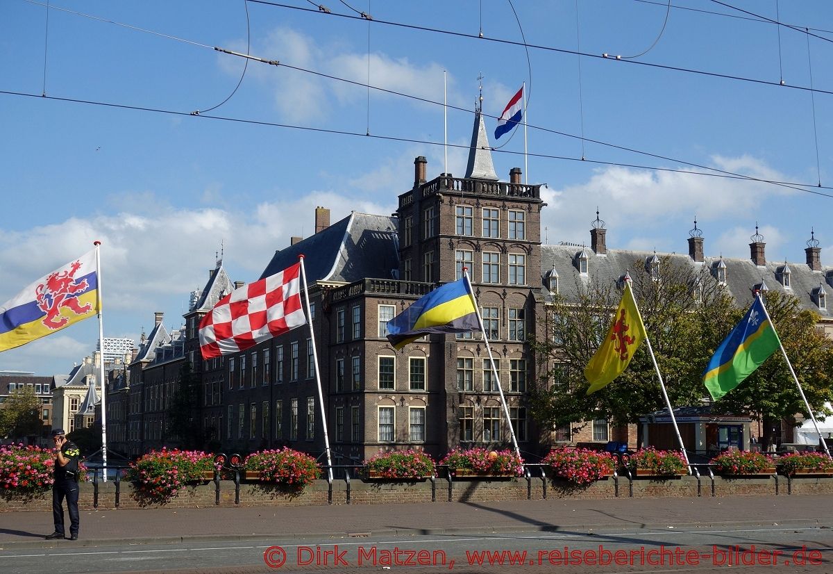 Den Haag, Niederländische Provinz-Flaggen vor Binnenhof