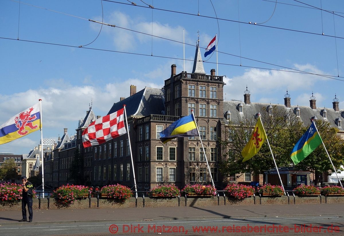 Den Haag, Niederlndische Provinz-Flaggen vor Binnenhof