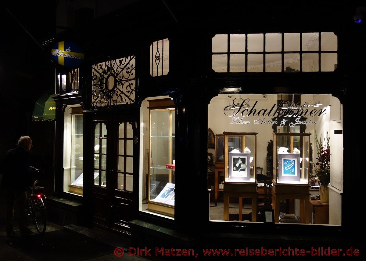 Den Haag, kleines Geschäft, Innenstadt nachts