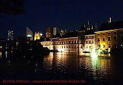 Den Haag, hofvijver-binnenhof-hochaeuser-nachts-beleuchtet