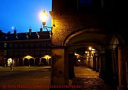Den Haag, arkaden-im-binnenhof-abends-beleuchtet