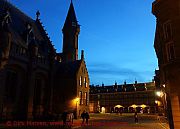 Den Haag, blick-in-den-binnenhof-abends-beleuchtet
