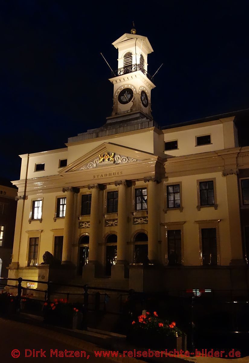 Dordrecht, Stadhuis-Fassade, nachts beleuchtet