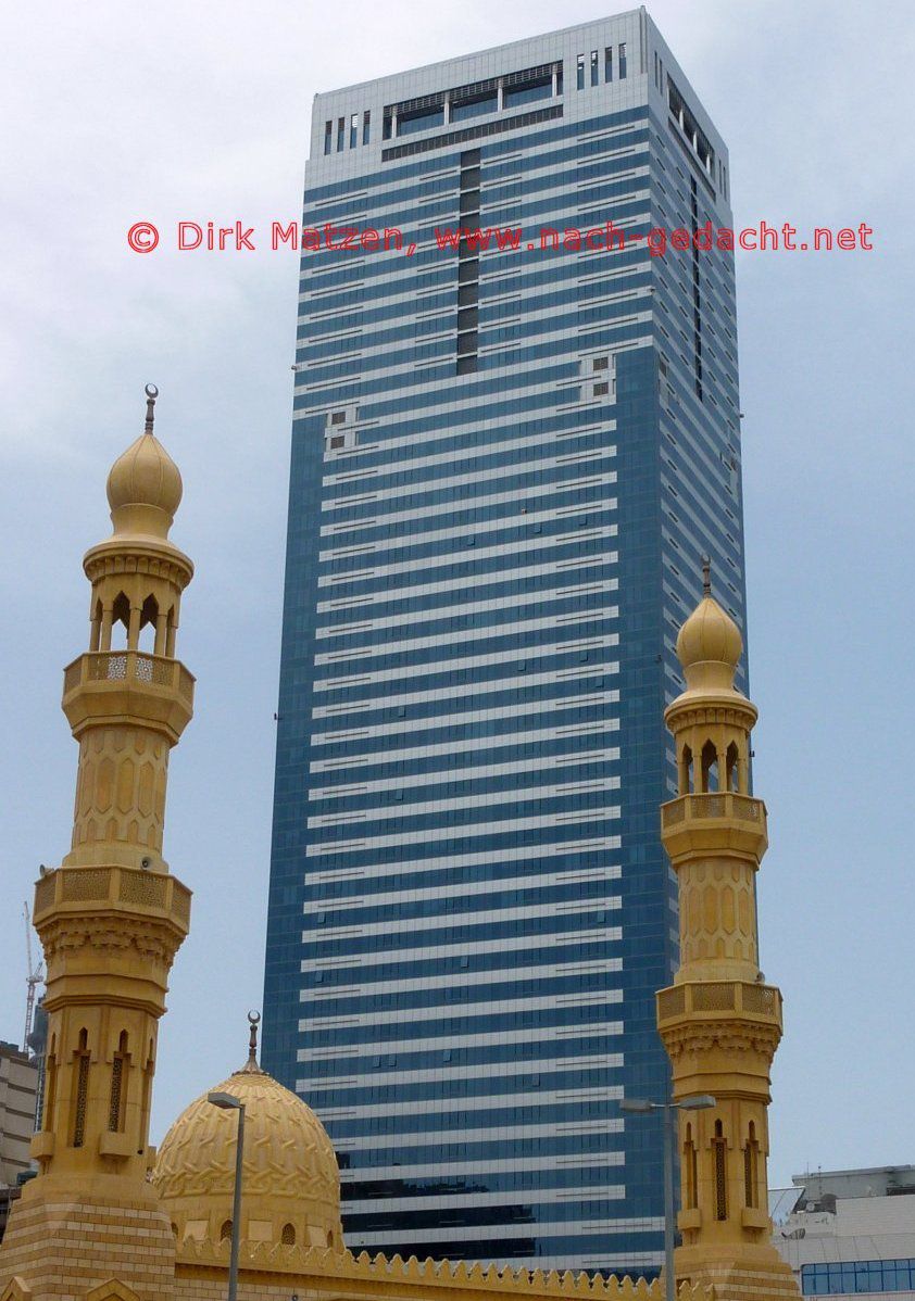 Abu Dhabi, Moschee vor Hochhaus
