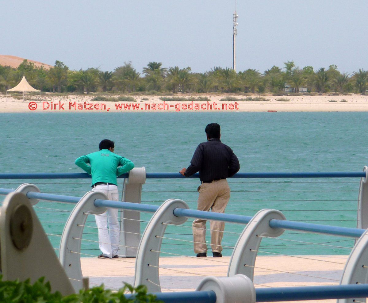 Abu Dhabi: Spaziergänger an der Corniche