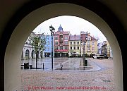 blick-durch-torbogen-zum-markt
