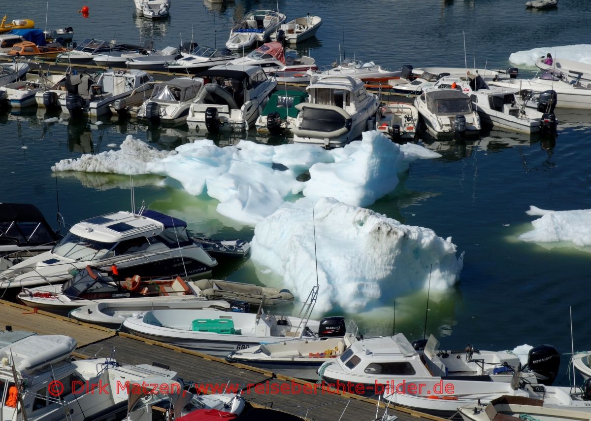 Ilulissat, Eisberg zwischen Booten