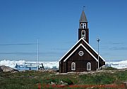 ilulissat-zionskirche-vor-eisbergen