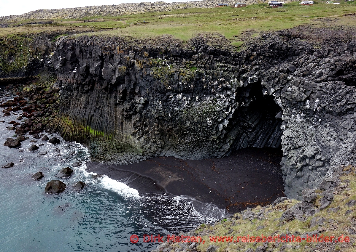 Island, Basaltgestein-Höhle an der Küste