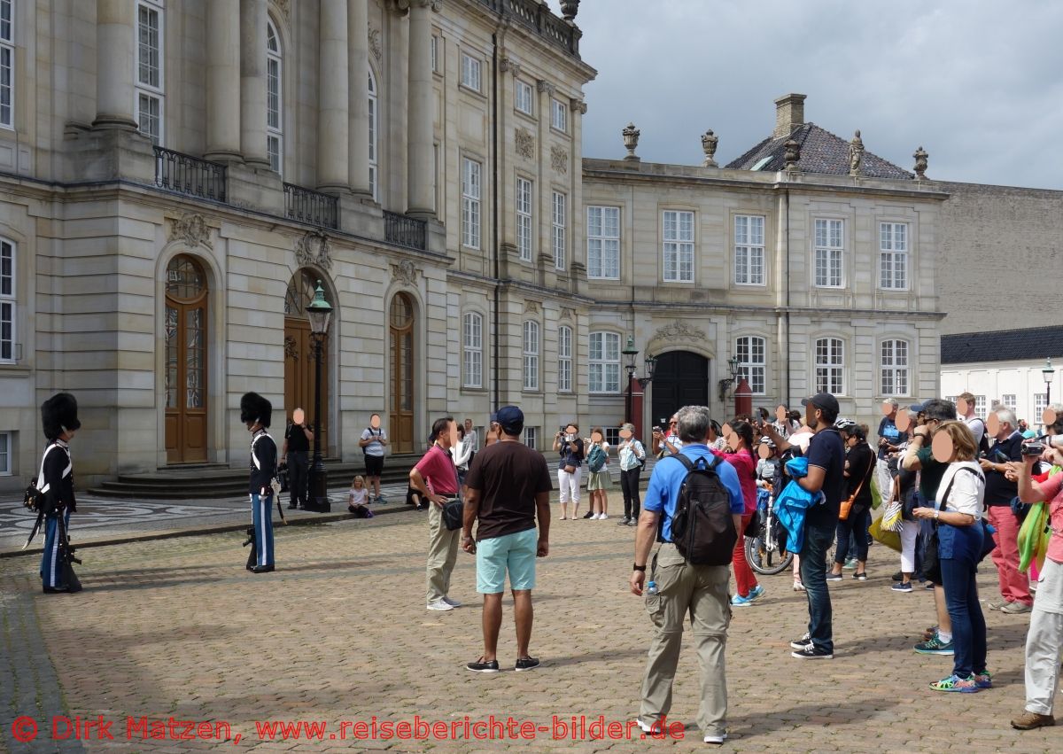 Kopenhagen, Schloss Amalienborg, Wachwechsel-Zuschauer