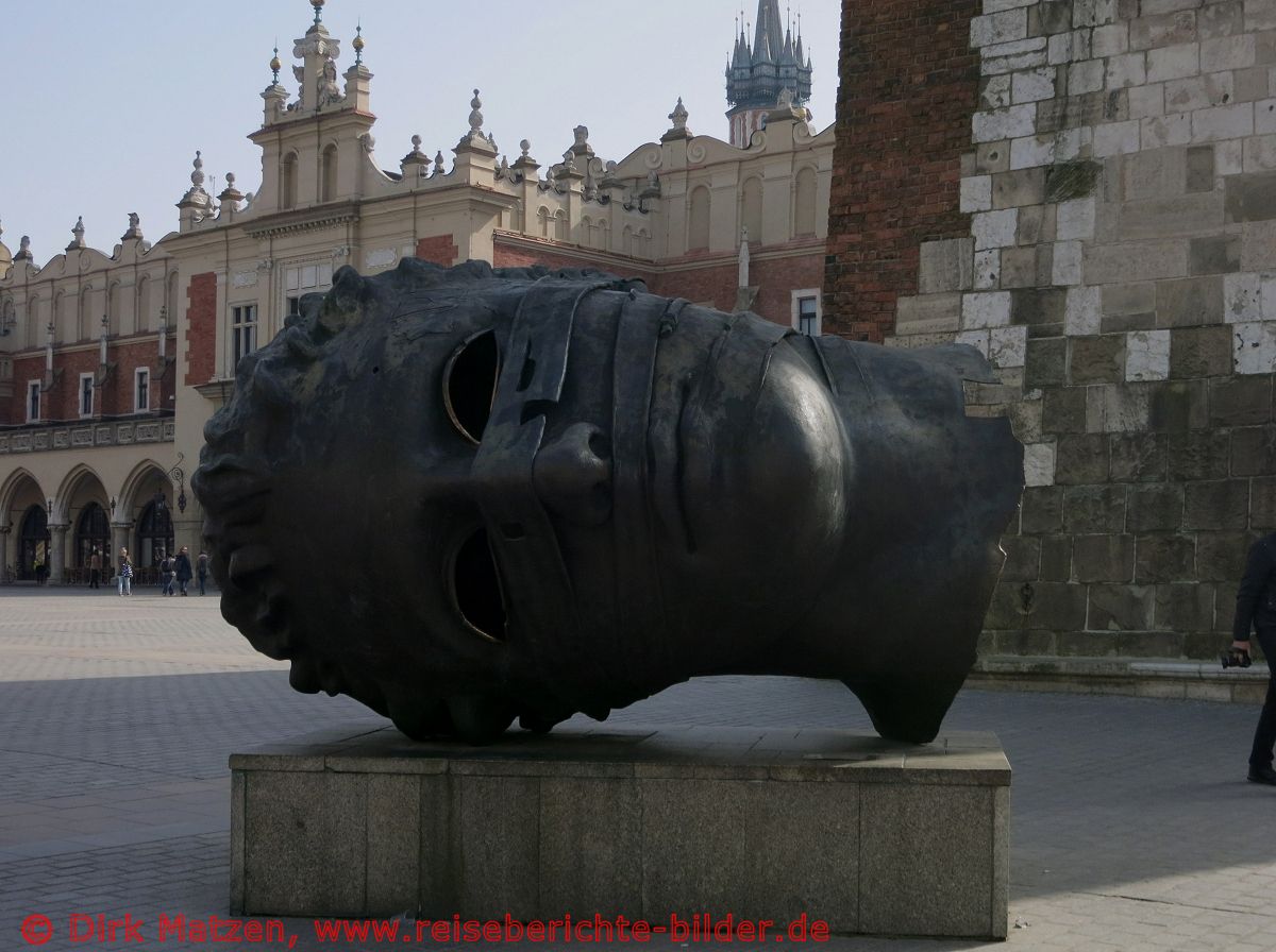 Krakau, Hauptmarkt, Skulptur Igor Mitoraj