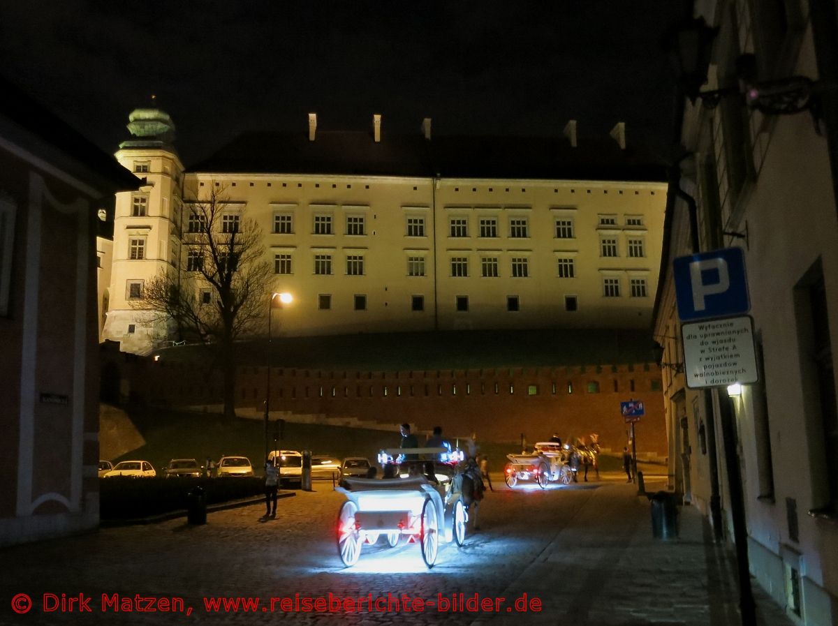 Krakau, beleuchtete Kutschen vor Wawel