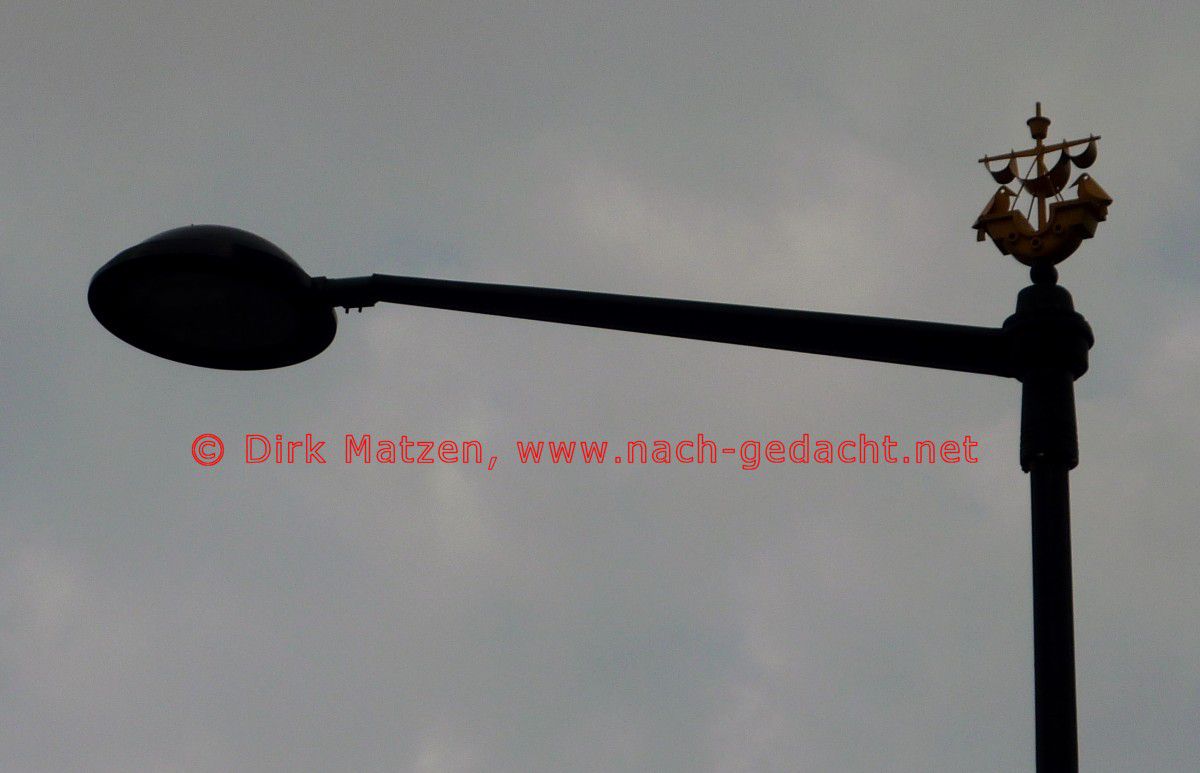 Lissabon, Straenlaterne mit Segelboot-Modell