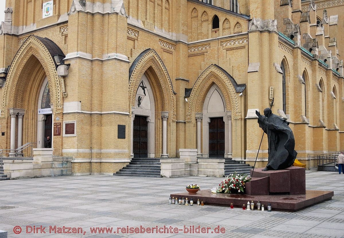 Lodz, Statue von Papst Johannes Paul II, Kathedrale