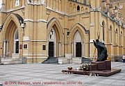 statue-von-papst-johannes-paul-ii-vor-der-stanislaus-kostka-kathedrale