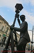 bronzestatue-gaslampenanzuender-in-der-ulica-piotrkowska