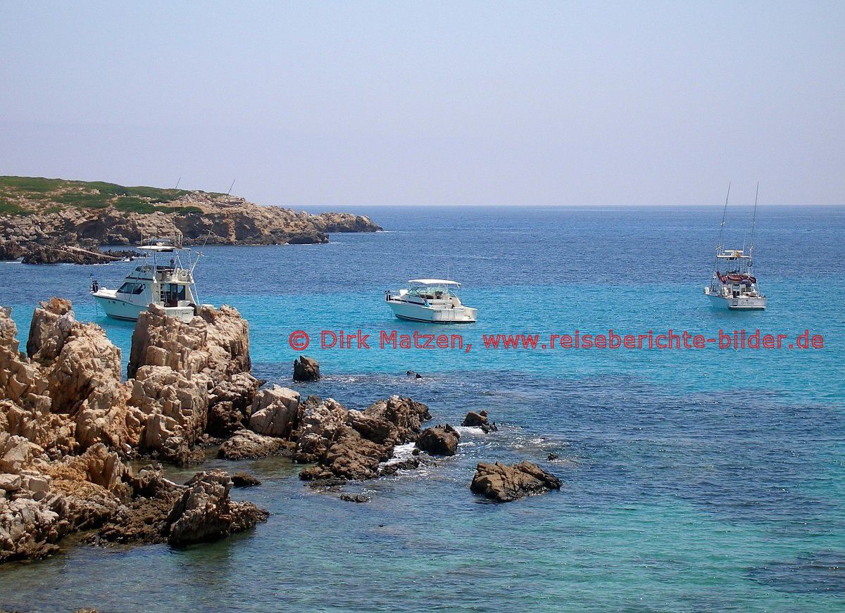 Menorca, Yachten ankern vor Bucht
