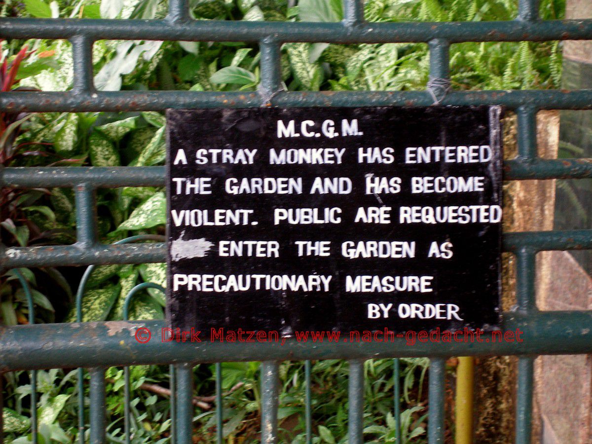 Mumbai, Warnschild vor Affen