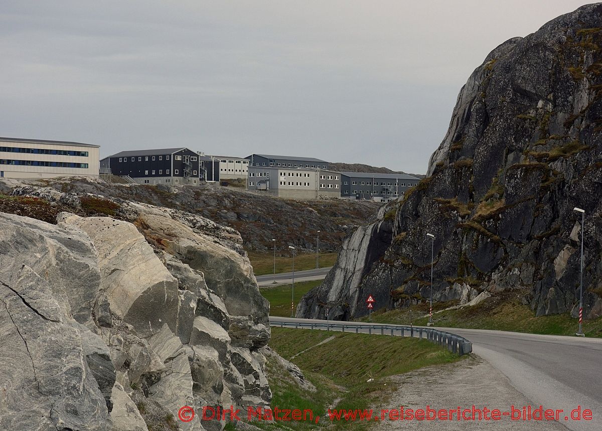 Nuuk, Straße in Felsen
