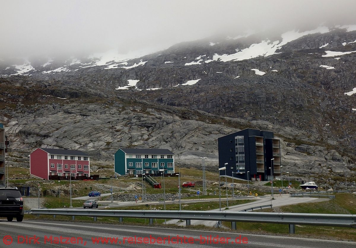 Nuuk, Qinngorput, Häuser am Fels