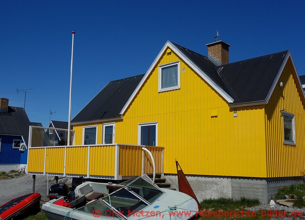 Nuuk, gelbes Haus blauer Himmel