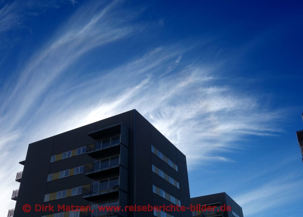 Nuuk, Wolken über Wohnhäusern