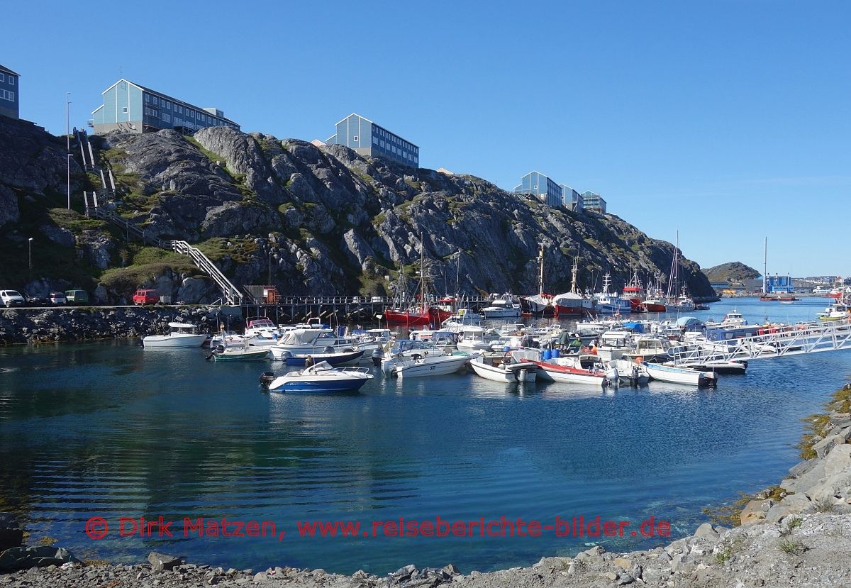 Nuuk, Felsen am Hafen