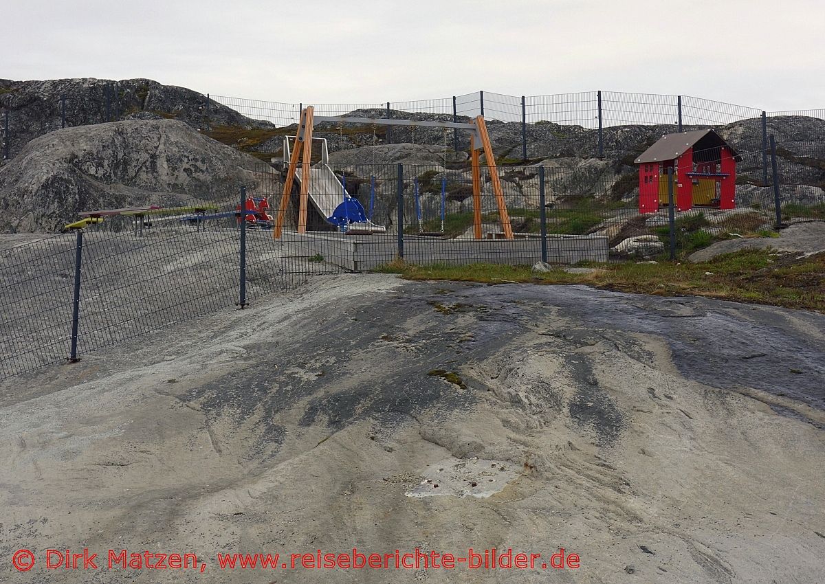 Nuuk, Kinderspielplatz auf Felsen