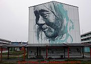 Nuuk, kunstwerk-auf-plattenbau