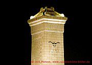 Peking, denkmal-fuer-die-helden-des-volkes-nachts