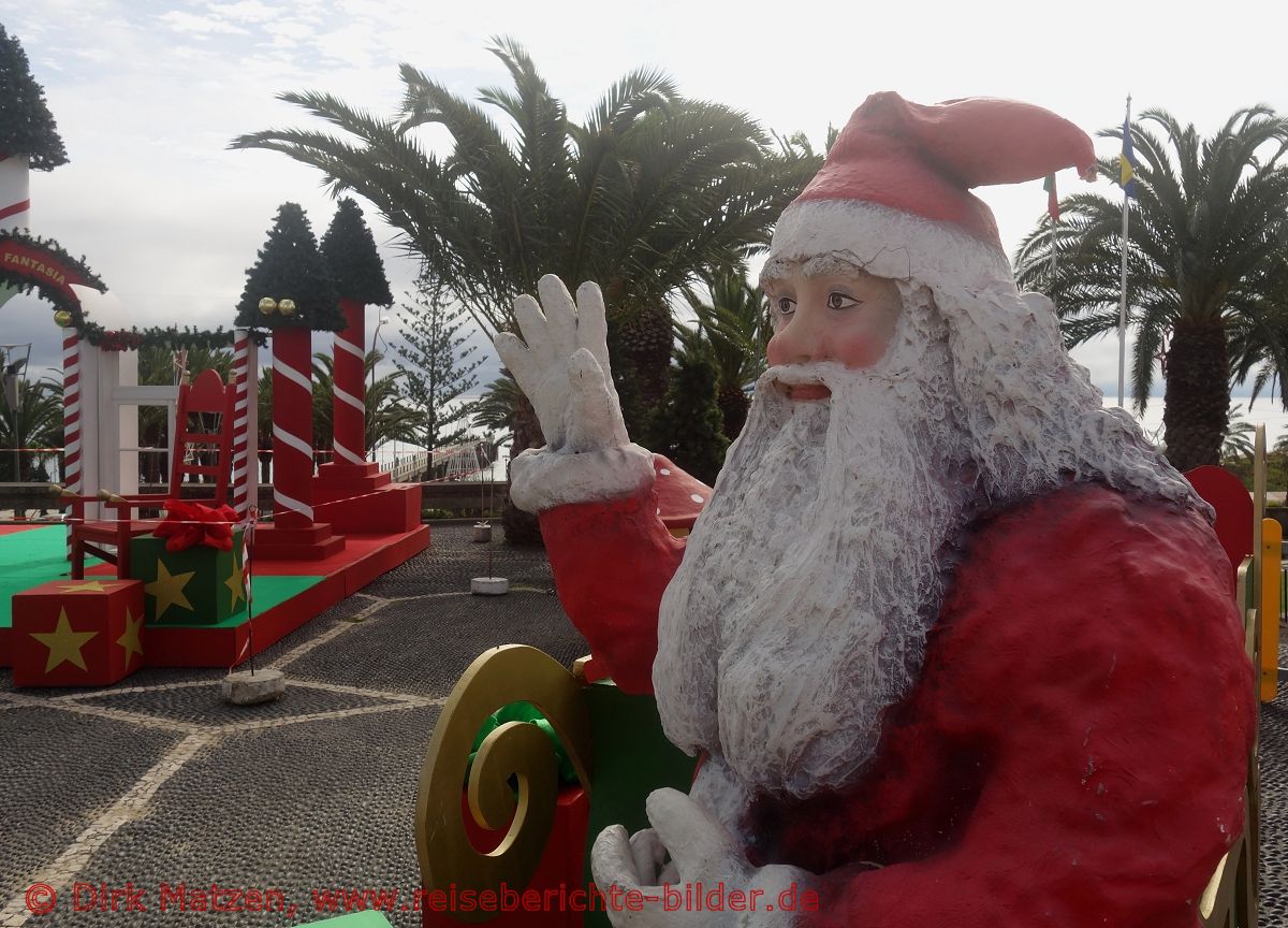 Porto Santo, Vila Baleira, Weihnachtsmann unter Palmen