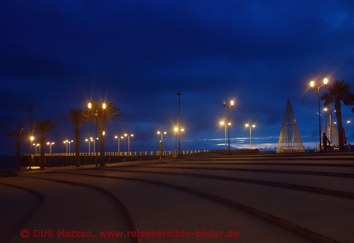 Porto Santo, Vila Baleira, Platz vor Seebrücke am Abend