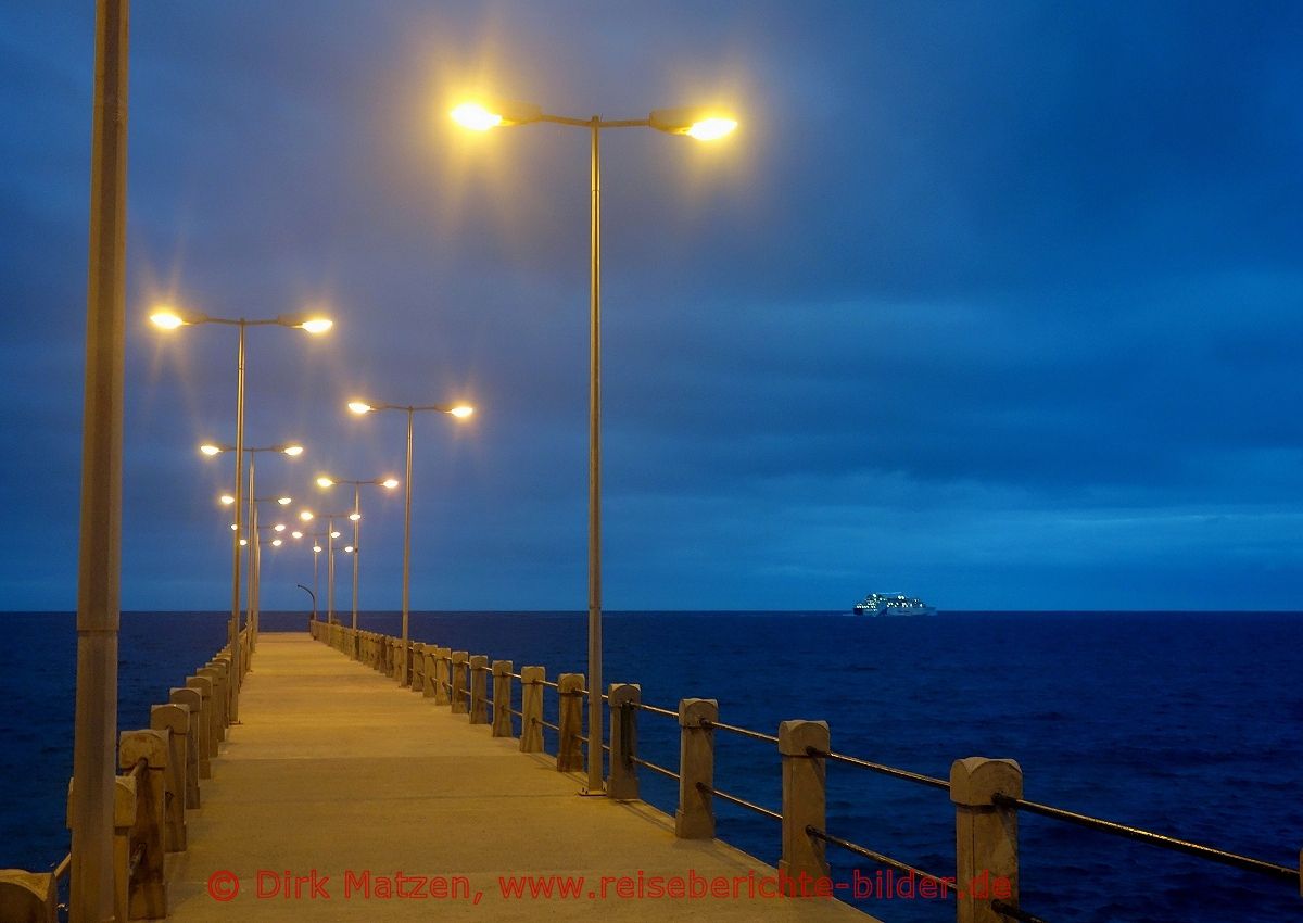Porto Santo, Vila Baleira Seebrücke am Abend mit Fähre nach Madeira