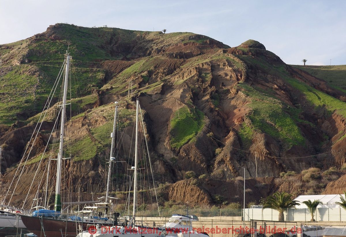 Porto Santo, Berge neben Yachthafen