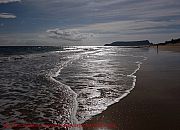 strand-und-wellen-im-gegenlicht