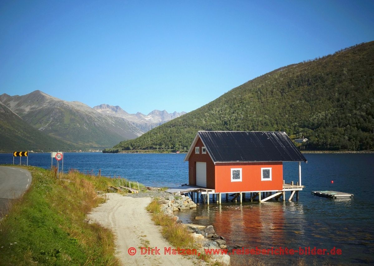 Rote Hütte am Fjord